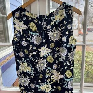 Liz Claiborne top. Keyhole slit in front. Button in back.